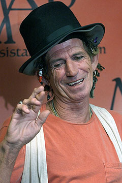 Da Keith Richards ramlet ned fra et palmetre tidligere i sommer tok the Rolling Stones seg en alvorsprat og satte opp sine testamenter. Foto: Reuters / Scanpix.