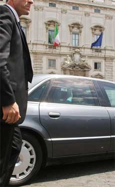Silvio Berlusconi kjøres bort fra Quirinale-palasset etter å ha innlevert sin og regjeringens avskjedssøknad til president Carlo Azeglio Ciampi. (Foto: Mario Laporta/ AFP/ Scanpix)