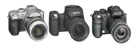 Fra venstre: Panasonic Lumix DMC-FZ30 er testvinneren (4800 kr), andreplass går til Sony Cyber-shot DSC-R1 (7500 kr), tredjeplassen går til Fujifilm FinePix S9500 (4800 kr). Foto: Forbrukerrapporten