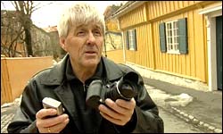 Knut Førsund i Fotorådet anbefaler ikke uten videre å bruke den digitale zoomen da den kan forringe billedkvaliteten. Foto: NRK/FBI