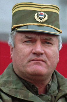 Ratko Mladic er fortsatt ikke tatt. Dette bildet er fra 1995. (Arkivfoto: Oleg Stjepanovic/ AP/ Scanpix)