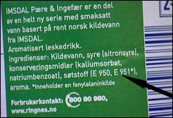 På baksiden av flasken har Ringnes merket at produktet inneholder kunstig søtstoffer. Foto: NRK/FBI