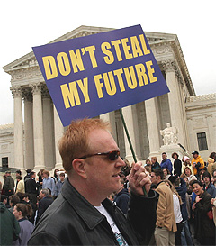 Demonstranter utenfor høyesterett i Washington forteller hva de mener om fildeling. Foto: Scanpix. Demonstranter utenfor høyesterett i Washington forteller hva de mener om fildeling. Foto: Scanpix.