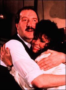 (Gorden Kaye) og Yvette (Vicki Michelle) (Foto: Nrk) (Gorden Kaye) og Yvette (Vicki Michelle) (Foto: Nrk)