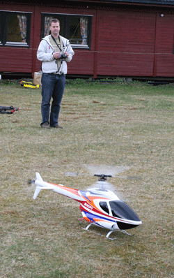 Jan Thore Lygren flyr modellhelikopter Jan Thore Lygren flyr modellhelikopter
