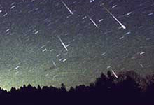 Lørdag natt klokken 03:00 er det mulig å se en liten dusj av meteorer på himmelen. Foto: SCANPIX