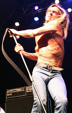 Iggy Pop var sitt vanlige ustoppelige selv på scenen. Foto: Jørn Gjersøe, nrk.no/musikk.