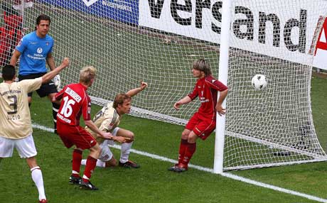 Bayerns Andreas Ottl (i midten) utligner mot Kaiserslautern. (Foto: Reuters/Scanpix)