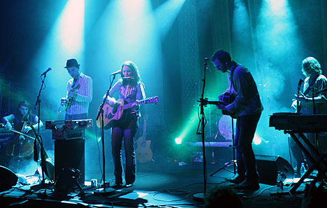 Marit Larsen hadde med seg et godt band på Bergenfest. Foto: Jørn Gjersøe, NRK.
