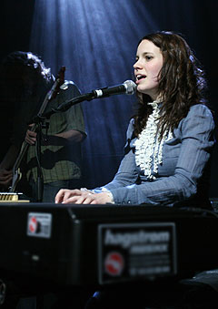 Marit Larsen spilte både piano, gitar og mandolin på konserten under Bergenfest fredag. Foto: Jørn Gjersøe, NRK. 