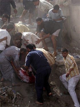 Skadde får hjelp etter urolighetene i Basra lørdag. (Foto: Reuters/Wisam Ahmad)