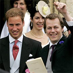 HVER FOR SEG: Prins William, her med brudens bror Tom Parker Bowles holdt behørig avstand til .... Foto: AP/Scanpix.