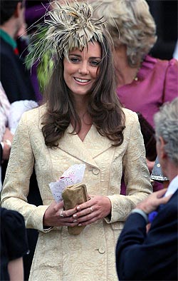 HVER FOR SEG:... til kjæresten Kate Middleton som ikke lenger gjør noen forsøk på å skjule sin tilstedeværelse. Foto: AP/Scanpix.