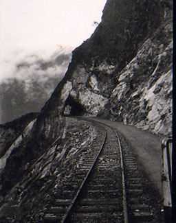 Veg og jernbane mellom vre rdal og rdalstangen i 1943. Foto: Nordag. Utlnt fr rdal Sogelag.