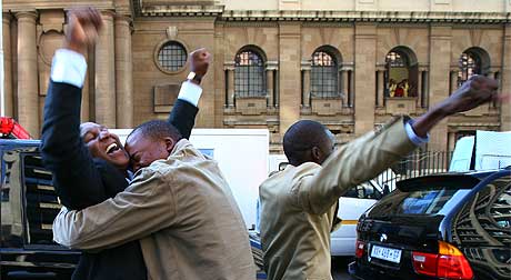 Slektninger til Jacob Zuma jubler etter frifinnelsen. Foto: AP Photo/Jerome Delay