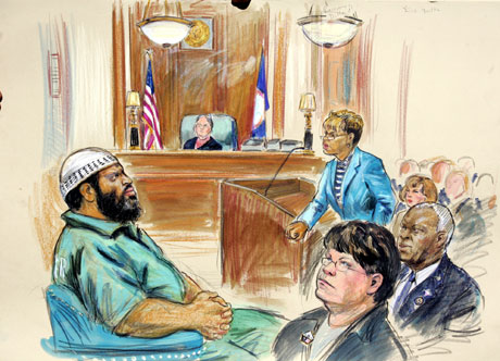 Zacarias Moussaoui (til venstre) konfrontert med en kvinne (i blått) som mistet mannen sin 11. september (Tegning: Dana Verkouteren/Scanpix) 