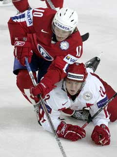 Norge og Lars Erik Spets var et nummer for store for Danmark og Peter Regin. (Foto: AP/Scanpix) Norge og Lars Erik Spets var et nummer for store for Danmark og Peter Regin. (Foto: AP/Scanpix)