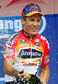 Robbie McEwen feirer seieren på den fjerde etappen. (Foto: AP/Scanpix) Robbie McEwen feirer seieren på den fjerde etappen. (Foto: AP/Scanpix)