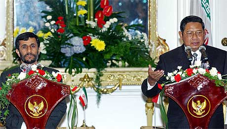 TILBYR HJELP: Indonesias president Susilo Bambang Yudhoyono tilbyr den iranske president Mahmoud Ahmadinejad å megle mellom Iran og verdenssamfunnet. Foto: AFP/Scanpix.