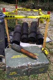 Norsk Folkehjelp har ryddet klasebomber - som her i Kosovo i 1999 (Foto: Heiko Junge, Scanpix)