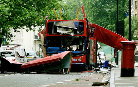 Vraket av buss nr. 30 i Tavistock Square, dagen etter angrepene 7. juli. (Foto: AFP Photo/Dylan Martinez/WPA Pool)