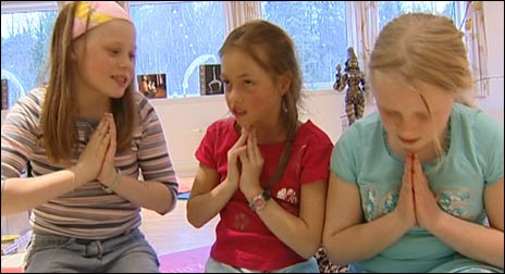 Namaste! - Emilie Andersen (9), Maren Huseby. Foto: NRK, Silje Østmoe (8) og Anette Buene (11)