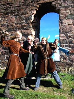 En gruppe ungdommer spiller teater ved Kirkeruinene i Maridalen i Oslo. Her har de kledd seg ut som vikinger. (Foto: Scanpix) En gruppe ungdommer spiller teater ved Kirkeruinene i Maridalen i Oslo. Her har de kledd seg ut som vikinger. (Foto: Scanpix)