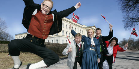 De gleder seg til � formidle 17.mai-feiring til hele det norske folk. Fra venstre Olav Viksmo Slettan, Thor Henry Bjor, Karen-Marie Ellefsen, Harald Reitan og Carolina Maira Johansen.