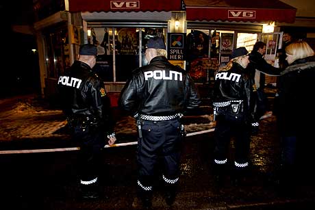 Bildet viser politi som sperrer av et område rundt en kiosk i Oslo i fjor, der en kunde ble skutt under et ran. (Arkivfoto: Scanpix)