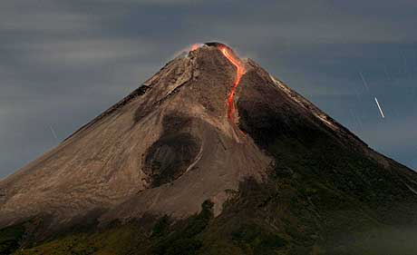 Vulkanen Merapi på Java slik den så ut tidligere i dag. (Foto: AP/Scanpix)