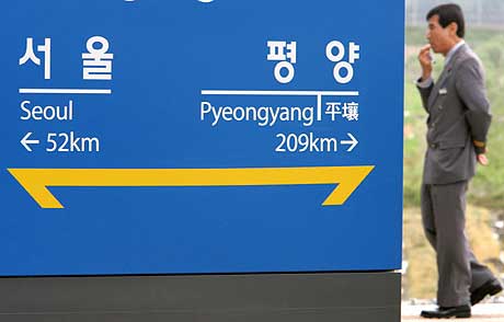 Skiltet viser avstanden til Pyongyang og Seoul fra togstasjonen i byen Paju. (Foto: Scanpix/Reuters)