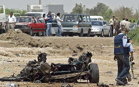 Irakisk politi sikrer omrdet der en selvmordsbomber sprengte seg i luften ved Bagdad internasjonale flyplass. (Foto: Scanpix/AFP)