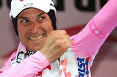Ivan Basso i rosa trøye i Giro d Italia (Foto: REUTERS/Stefano Rellandini) 