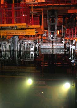 Her står tønner med atombrensel til kjøling under vann. Foto: NRK/Brennpunkt