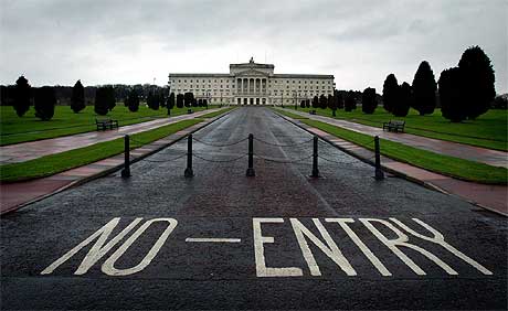 SAMLET i BELFAST: Representanter for de nord-irske partiene skal samles i parlamentsbygningen Stormont for å forsøke å komme til enighet om en ny selvstyreregjering. Foto: AP/Scanpix.