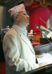 Madhav Kumar Nepal vi frata kongen makten og helst innføre republikk (Scanpix/Reuters)