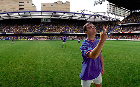 Robbie Williams er NOE opptatt av fotball. Her fra et coverbilde fra utbretten i 