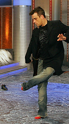 Robbie Williams kan behandle kula. Her under et tysk tv-show i 2005. Nå skal han lede et helt lag av tidligere stjerner i en veldedighetskamp. Foto: AP Photo / Scanpix. Robbie Williams kan behandle kula. Her under et tysk tv-show i 2005. Nå skal han lede et helt lag av tidligere stjerner i en veldedighetskamp. Foto: AP Photo / Scanpix.