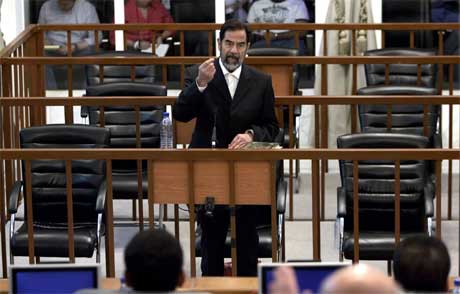 Saddam Hussein gjør fortsatt krav på å være Iraks president, og nekter all skyld. (Foto: Marco Di Lauro/ AFP/ Scanpix)