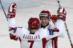 Jesper Damgaard jubler sammen med Jens Nielsen etter en av scoringene mot Kasakhstan. (Foto: AP/Scanpix)