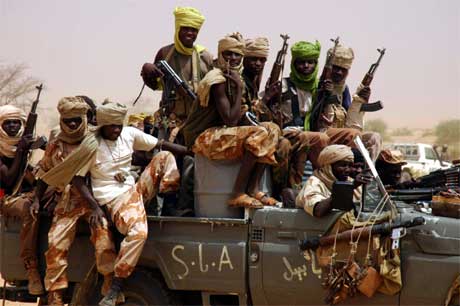 Soldater fra Den sundanske frigjøringshæren, som har gått med på en avtale med regjeringen, kan fortsatt ses i Darfur-provinsen. (Foto: Candace Feit/ Reuters/ Scanpix)