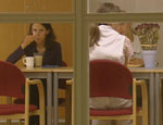 Når pasientene spiser, holdes de under oppsikt av en hovedkontakt på Karolinska.