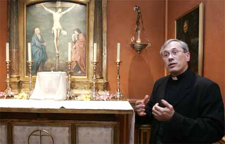 Prest Antoine de Rochebrune i kapellet til Opus Dei i Pari, slåss mot påstandene i Dan Browns roman. (Foto: AP/Scanpix) Prest Antoine de Rochebrune i kapellet til Opus Dei i Pari, slåss mot påstandene i Dan Browns roman. (Foto: AP/Scanpix)