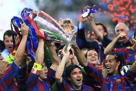 Barcelona-spillerne jublet med trofeet. (Foto: AFP/Scanpix)