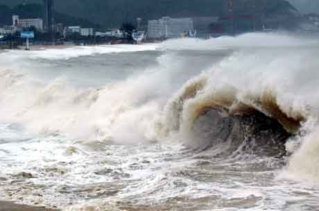 Bølgene slår inn over kysten av Dameisha i Shenzhen i Sør-Kina. (China Daily)