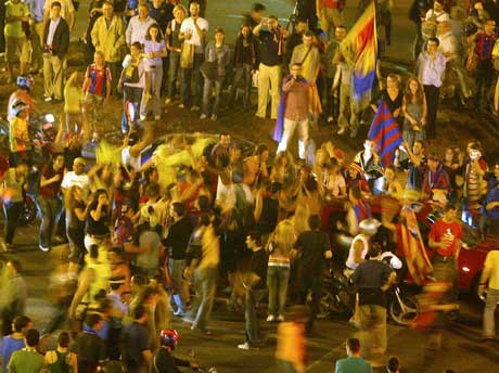 Fest på hovedgaten Rambla i Barcelona i natt. (Foto: AFP/Scanpix)