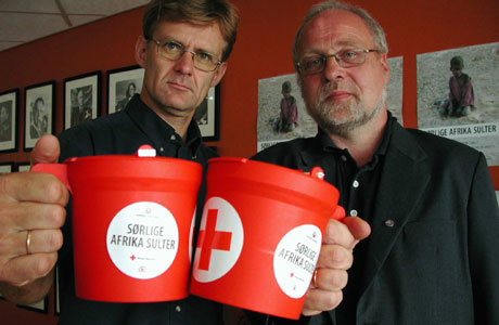 Atle Sommerfeldt med Kirkens Nødhjelp (til høyre) er den som kommer best ut på undersøkelsen. Litt verre er det med Røde Kors, som i dette bildet fra i fjor var representert ved generalsekretær Jan Egeland (Foto: Kent Jacobsen / Røde Kors / Scanpix ) 