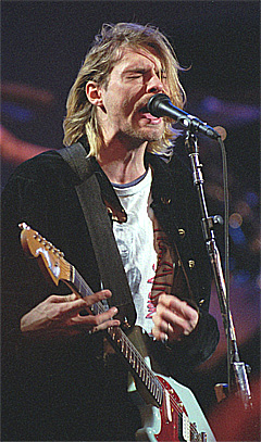 Kurt Cobain, vokalist i Nirvana, opptrer 13.desember 1993 under MTV Live and Loud Production i Seattle. Neste høst kommer en filmdokumentar basert på intervjuene bak Nirvana-biografien «Come as You Are.» Foto: AP / Scanpix.