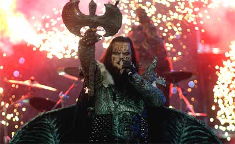 Finske Lordi ikledd monstermasker og flaggermusvinger fikk mye oppmerksomhet på scenen. Men ikke så mange husker melodien. (Foto: AP/Scanpix)