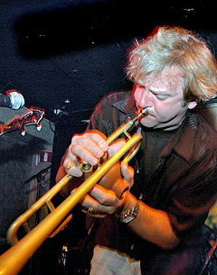 Springsteen-trompetist Curt Ramm lar det stå til, mens Art Baron og Charles Giordano akkompagnerer. Foto: Gitte Johannessen, NTB.